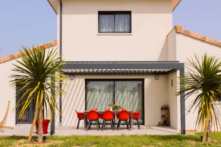 Passgenau statt von der Stange: So steigerst du den Wert deiner Immobilie mit einem individuellen Terrassendach Passgenau statt von der Stange: So steigerst du den Wert deiner Immobilie mit einem individuellen Terrassendach